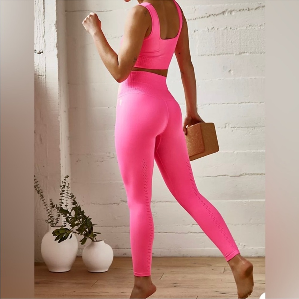 Free people movement High-Rise 7/8 Length Good Karma Leggings hot pink - Picture 3 of 5